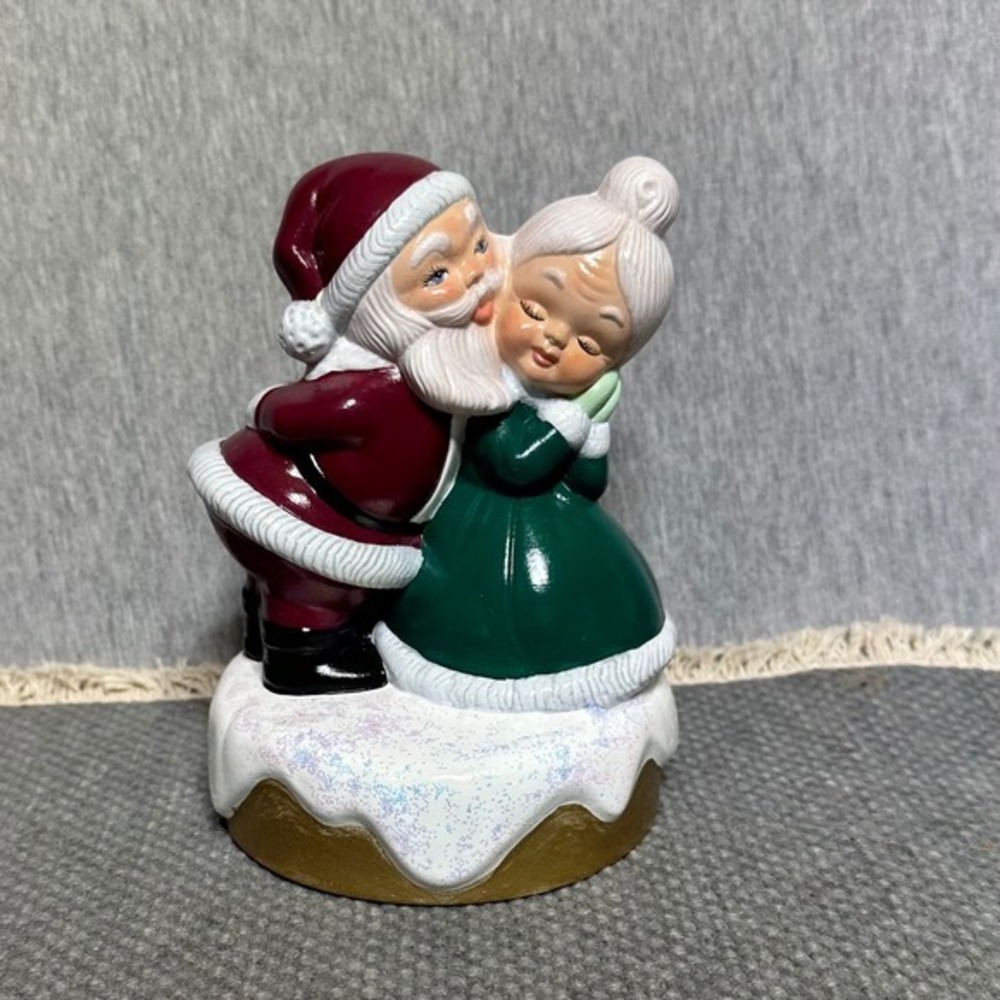 Vtg Sankyo Japan Santa and Mrs Claus Kissing Musical Figurine Music Box WORKS